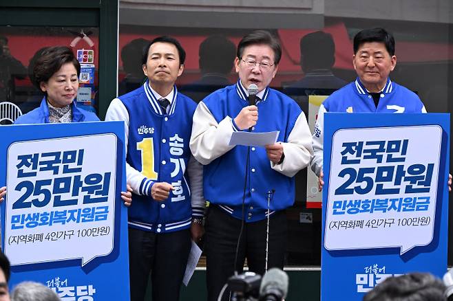 지난 3월24일 더불어민주당 이재명 대표(왼쪽 세번째)가 서울 송파구 잠실 새마을전통시장을 방문해 시민들과 인사를 나눈 뒤 현장 기자회견을 하고 있다.(사진 = 공동취재단)
