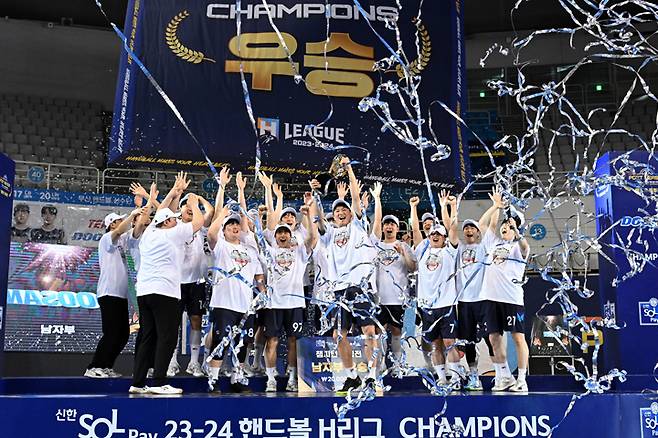 사진 신한 SOL페이 23-24 핸드볼 H리그 남자부 통합 우승을 차지한 두산, 사진 제공=한국핸드볼연맹