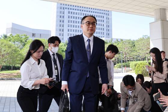 취재진 만난 뒤 출근하는 이원석 검찰총장 〈사진=연합뉴스〉