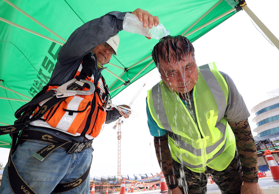 지난해 8월, 건설현장의 노동자들. 〈사진=연합뉴스〉