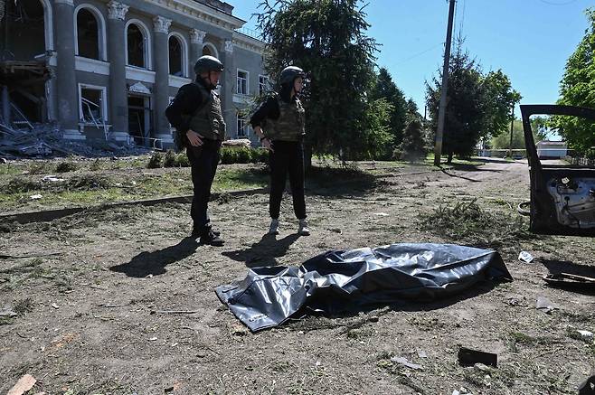 우크라이나 경찰이 1일(현지시간) 러시아군의 유도 포탄에 주민 2명이 숨진 하르키우 인근 마을의 피해 상황을 조사하고 있다. 2024.05.02 ⓒ AFP=뉴스1 ⓒ News1 권진영기자