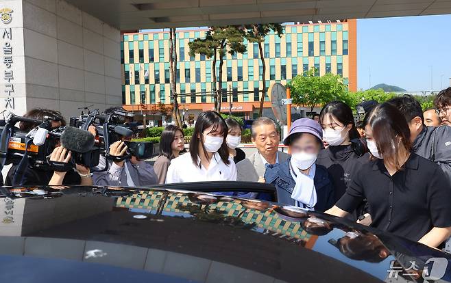 통장잔고증명서 위조 등의 혐의를 받고 있는 윤석열 대통령의 장모 최은순 씨가 14일 서울 송파구 서울동부구치소에서 가석방되고 있다. (공동 취재) 2024.5.14/뉴스1 ⓒ News1 신웅수 기자