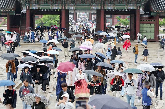 서울 종로구 경복궁이 궂은 날씨에도 불구하고 우산을 쓴 시민들과 외국인 관광객들로 북적이고 있다. 2024.5.6/뉴스1 ⓒ News1 민경석 기자