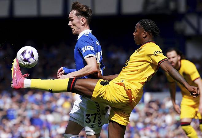 Everton's James Garner, left and Sheffield United's Andre Brooks vie for the ball during the English Premier League soccer match between Everton and Sheffield United, at Goodison Park, in Liverpool, England, Saturday May 11, 2024. (Peter Byrne/PA via AP) UNITED KINGDOM OUT; NO SALES; NO ARCHIVE; PHOTOGRAPH MAY NOT BE STORED OR USED FOR MORE THAN 14 DAYS AFTER THE DAY OF TRANSMISSION; MANDATORY CREDIT<저작권자(c) 연합뉴스, 무단 전재-재배포, AI 학습 및 활용 금지>