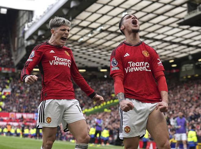 Manchester United's Antony, right, celebrates after scoring the opening goal during the English Premier League soccer match between Manchester United and Burnley at Old Trafford, Manchester, England, Saturday, April 27, 2024. (Martin Rickett/PA via AP) UNITED KINGDOM OUT; NO SALES; NO ARCHIVE; PHOTOGRAPH MAY NOT BE STORED OR USED FOR MORE THAN 14 DAYS AFTER THE DAY OF TRANSMISSION; MANDATORY CREDIT<저작권자(c) 연합뉴스, 무단 전재-재배포, AI 학습 및 활용 금지>