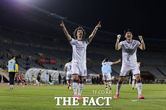 전남 드래곤즈 공격의 핵 '발디비아'(왼쪽)./K리그