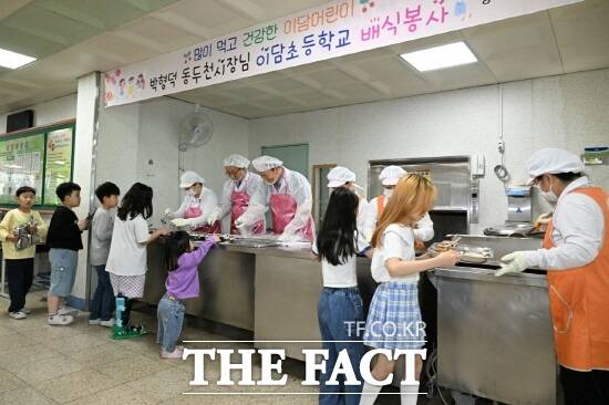 박형덕 동두천시장이 이담초등학교에서 배식 봉사 활동을 하고 있다./동두천시