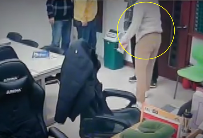학원 강사가 수강생을 교무실에서 폭행하고 있다. [이미지출처=JTBC '사건반장']