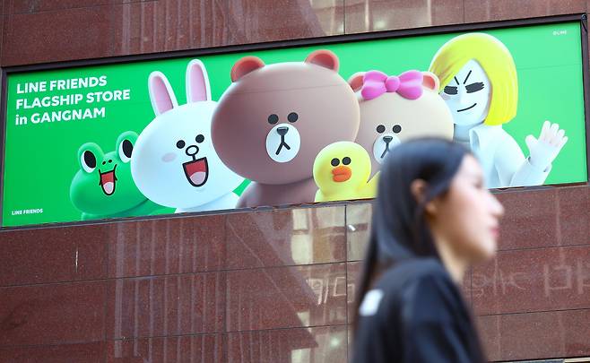 한국에서도 '라인야후 사태'에 대한 관심이 쏠리며 '라인' 메신저의 신규 설치 건수가 늘어나고 있다. 사진은 13일 서울 시내 한 라인프렌즈 매장 모습/뉴시스