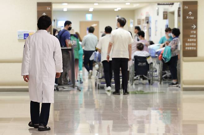 의정갈등이 이어지고 있는 14일 오전 서울 시내 한 대형병원에서 내원객들이 검사를 기다리고 있다. /연합뉴스