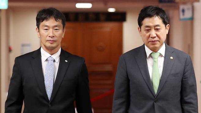 김주현 금융위원장(오른쪽)과 이복현 금융감독원장. /뉴스1