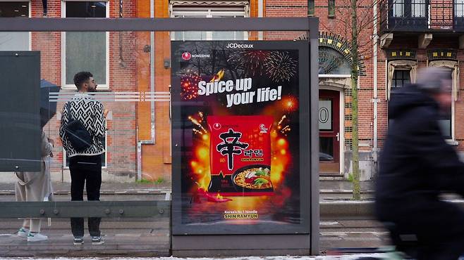 네덜란드 버스 정류장에 랩핑한 신라면 광고 /농심 제공