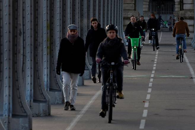 파리 시민들이 자전거를 타고 이동하고 있는 모습. /로이터