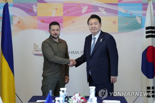 윤석열 대통령과 볼로디미르 젤렌스키 우크라이나 대통령. 연합뉴스