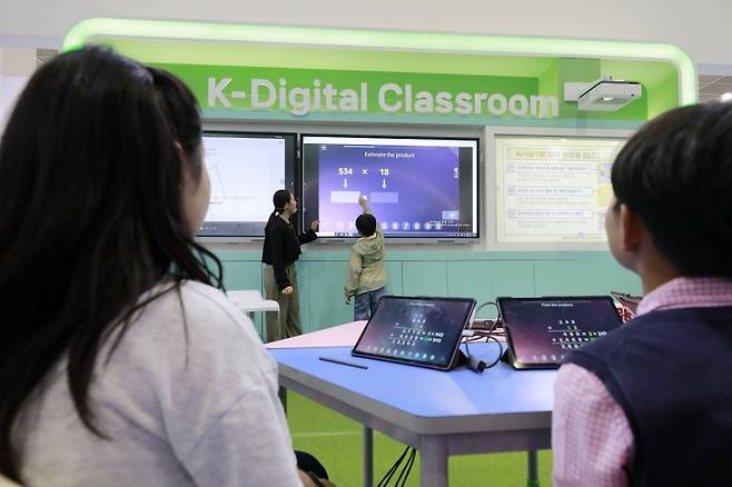 2023 에듀테크 코리아 페어가 열린 지난해 9월21일 서울 강남구 코엑스에서 교육부 부스에서 디지털 기반 수업이 진행되고 있다. 뉴시스