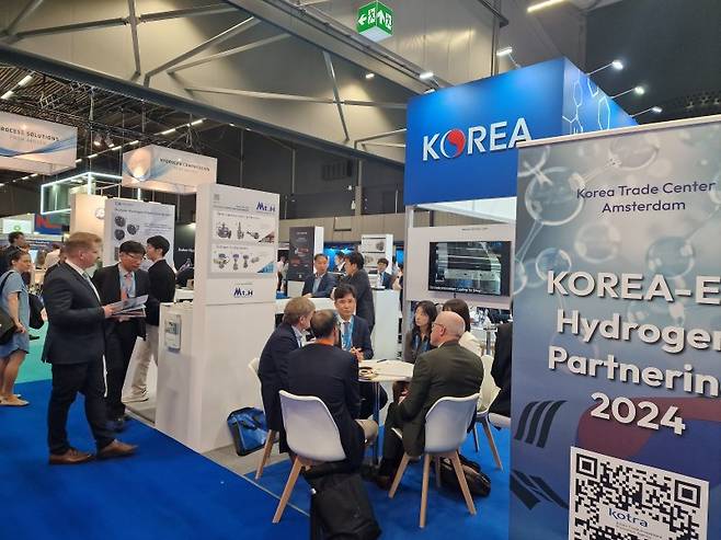 코트라가 네덜란드 로테르담에서 열리는 세계 수소 서밋에 설치한 한국 수소 기업 홍보·상담관에서 해외 바이어들의 상담이 진행되고 있다. 코트라 제공
