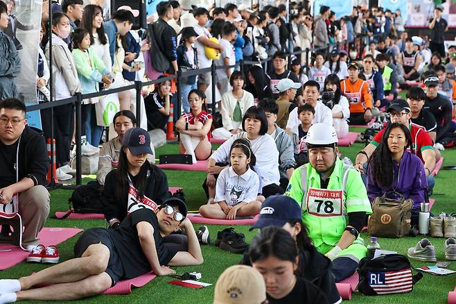 12일 오후 서울 반포한강공원 잠수교에서 열린 ‘2024 한강 멍때리기 대회’에서 참가자들이 멍때리고 있다. 연합뉴스