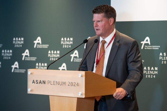 랜들 슈라이버 전 미 국방부 차관보가 14일 서울 하얏트호텔에서 열린 ‘아산 플래넘 2024’에서 기자들의 질문에 답하고 있다. 아산정책연구소 제공