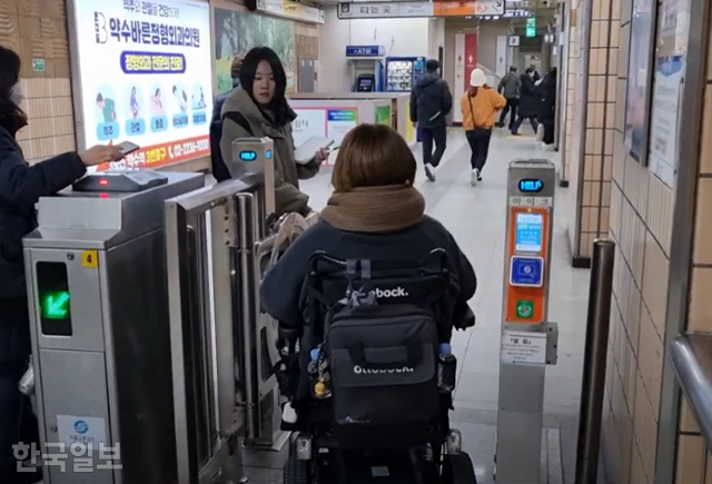 휠체어 장애인 임슬기씨가 2월 환승지도 제작을 위해 서울지하철 6호선 역사를 둘러보고 있다. 무의 제공