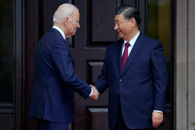 조 바이든(왼쪽) 미국 대통령이 지난해 11월 캘리포니아주 샌프란시스코 인근 우드사이드에서 시진핑 중국 국가주석과 악수를 나누고 있다. 우드사이드= AP 연합뉴스