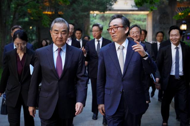 조태열(오른쪽) 외교부 장관과 왕이 중국 외교부장이 한중 외교장관 회담이 열린 13일 중국 베이징 댜오위타이 국빈관에서 산책을 하며 대화를 나누고 있다. 외교부 제공