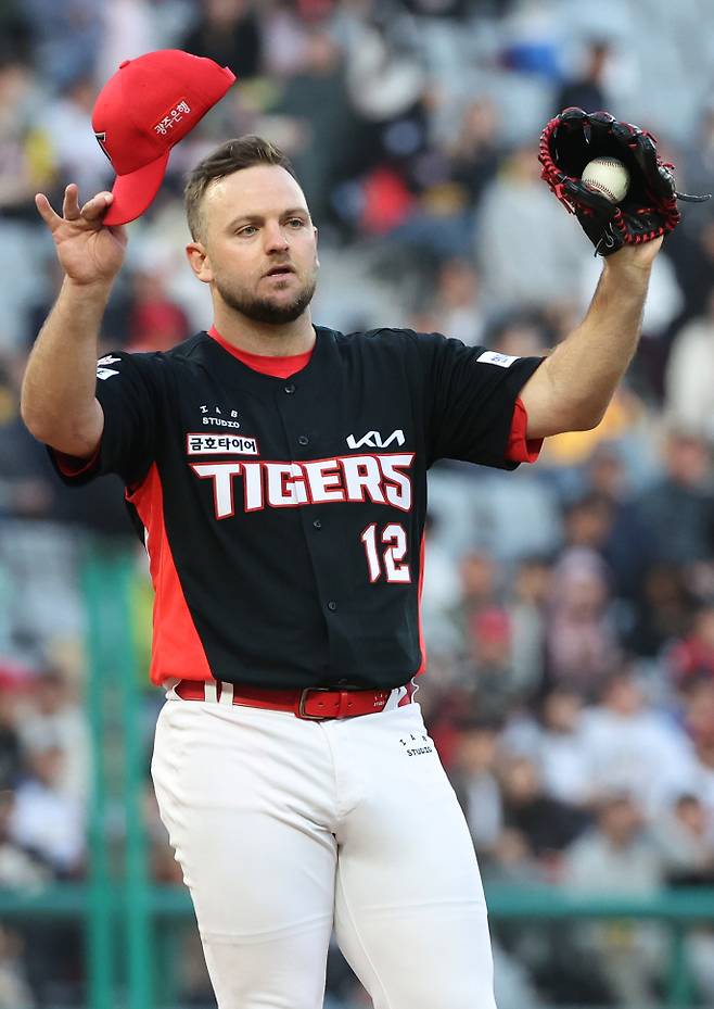 2024 프로야구 SSG 랜더스와 KIA 타이거즈의 경기가 17일 오후 인천SSG랜더스필드에서 열렸다. 1회말 2사 크로우 가 최정을 몸에 맞는 공으로 내보낸 후 사과하고 있다. 인천=김민규 기자 /2024.04.17/