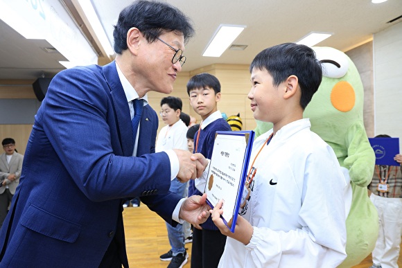 김대권 수성구청장(왼쪽)이 모범어린이 표창장을 수여하고 있다. [사진=수성구]