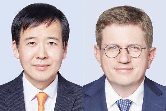 임성우 변호사(왼쪽)·로버트 왁터 외국변호사 [사진=법무법인(유) 세종]