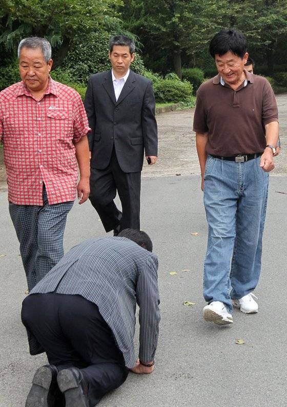 2010년 8월 14일 오전 8.15 특별사면으로 창원교도소를 출소한 노건평씨(맨 오른쪽). 노씨에게 큰절을 하고 있는 사람은 노씨의 고향후배로 알려졌다. 연합뉴스.
