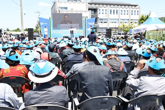 13일 주낙영 경주시장, 김석기 국회의원, 시·도의원, 주민 등 250여 명이 참석한 가운데 건천지하차도 구조개선사업 준공을 축하는 행사를 열고 있다.