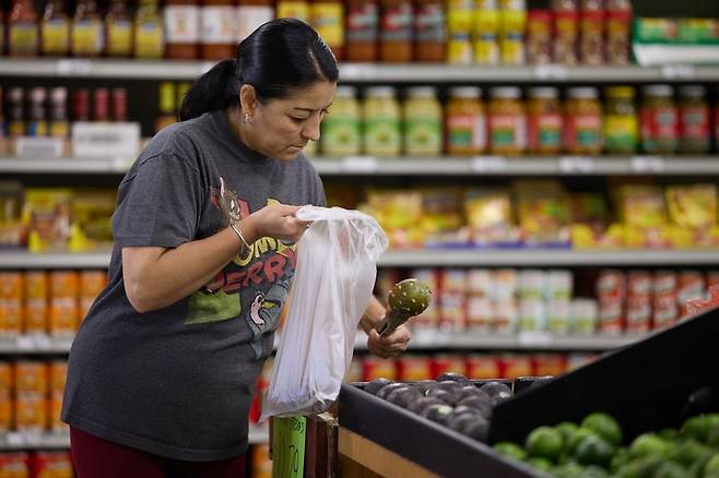 뉴욕연방준비은행이 13일(현지시간) 내년 4월 물가 상승률 기대치 중앙값이 전월보다 0.26%포인트 오른 3.26%를 기록했다고 밝혔다. 지난 9일 미국 로스앤젤레스 한 슈퍼마켓에서 소비자가 상품을 들여다보고 있다. EPA