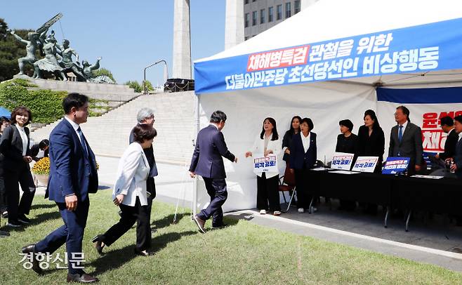 민주당 천막농성장 찾은 조국혁신당 조국혁신당 황운하 원내대표와 22대 국회의원 당선인들이 13일 국회 본청 계단 앞에 마련된 해병대 채 상병 특검 수용을 촉구하는 더불어민주당 초선 당선인들의 천막농성장을 찾아 인사하고 있다. 박민규 선임기자 parkyu@kyunghyang.com
