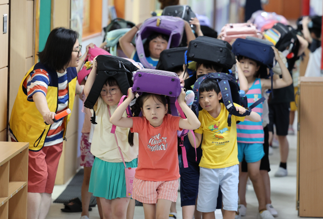지난해 실시된 민방위 훈련해 참여하고 있는 수원 정자초등학교 학생들. 연합뉴스