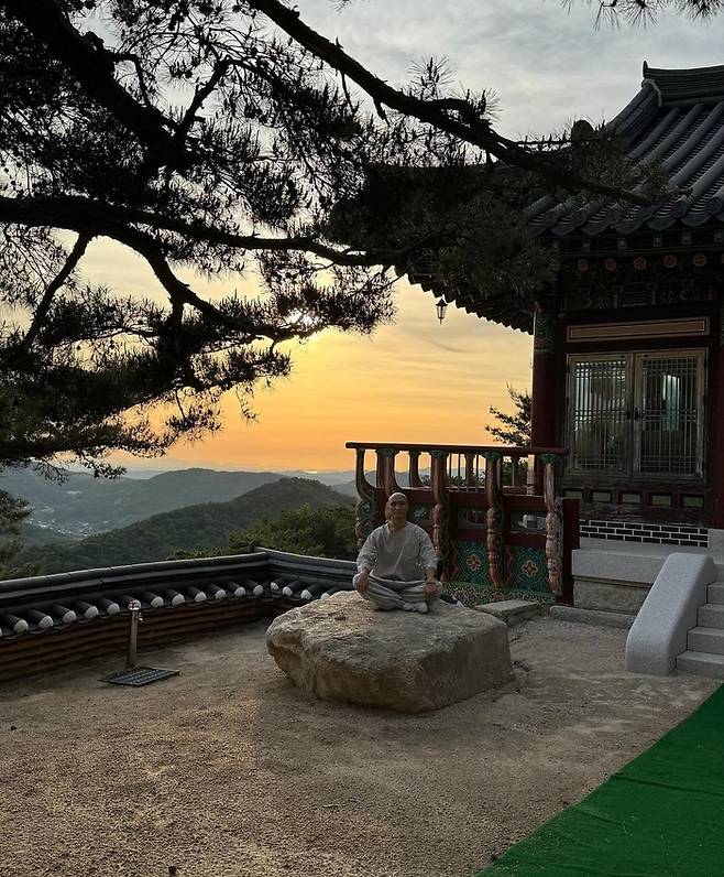 개그맨 윤성호가 경기도 양주 오봉산 석굴암에서 108배식 삼천배 입제식을 하고 매일 108배 수행에 들어갔다고 자신의 사회관계망서비스(SNS)를 통해 밝혔다. 사진 출처 윤성호 인스타그램