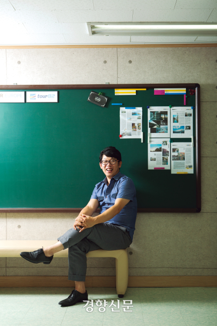 2013년 8월 우형철 SJR기획 대표가 강의실에 앉아 있다. SJR은 자신의 예명 삽자루를 딴 것이다. 경향신문 자료사진
