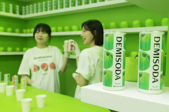 Visitors try out new beverage flavors from Demi Soda at a pop-up store in Seongdong District, eastern Seoul, on Tuesday. [YONHAP]