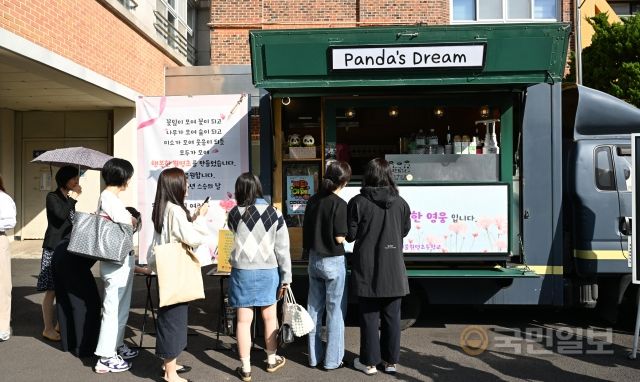 스승의 날을 하루 앞둔 14일 오전 서울 서초구 원명초등학교에서 출근하는 선생님들이 커피와 차 선물을 받고 있다.