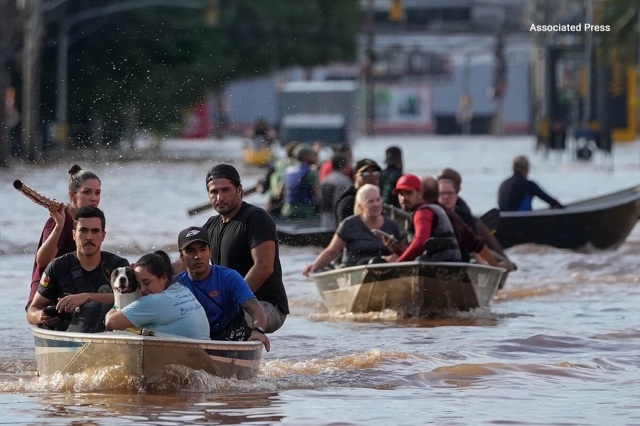 사상 최대의 폭우가 쏟아진 브라질의 최남단 히우 그란지 두 술(Rio Grande do Sul) 주에서 피난민들이 구조 보트를 타고 이동하고 있다. 사마리안퍼스 제공