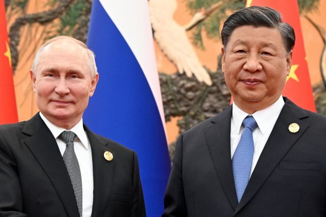 시진핑(오른쪽) 중국 국가주석이 지난해 10월 18일(현지시간) 베이징 인민대회당에서 열린 제3회 일대일로 국제협력 정상포럼 개막식에서 블라디미르 푸틴 러시아 대통령을 만나 기념사진을 촬영하고 있다. AP연합뉴스