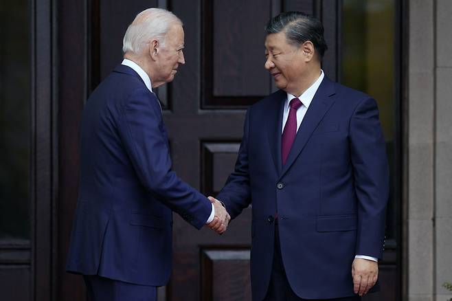 지난해 11월 미국 샌프란시스코에서 열린 미중 정상회담에서 조 바이든 미국 대통령(왼쪽)과 시진핑 중국 국가주석(오른쪽)이 인공지능(AI)에 대한 위험과 안보 문제를 다룰 양국간 대화에 합의하면서 14일 스위스 제네바에서 미중간 첫 고위급 AI 회담이 열린다. [사진=AP연합]
