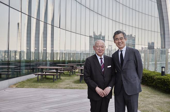 일본 산토리홀 쓰쓰미 쓰요시 대표(왼쪽)와 첼리스트 양성원 연세대 교수. 롯데문화재단
