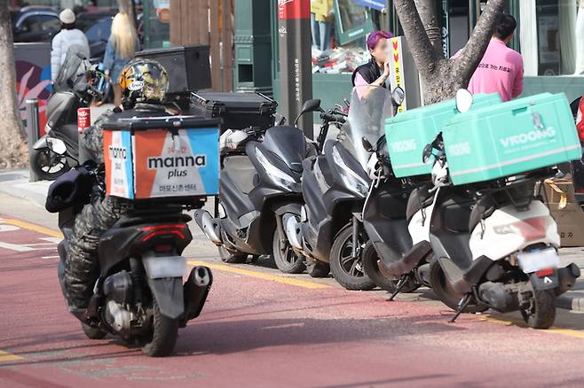 점심시간 서울 마포구의 한 식당가에 세워진 배달 오토바이. [사진 = 연합뉴스]
