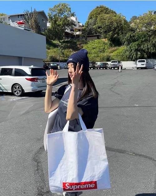 박하선은 깔끔하고 스타일리시한 모습을 선보였다. 사진=박하선 SNS