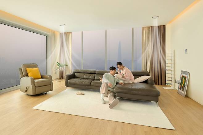LG 프리미엄 가정용 환기 시스템으로 쾌적한 라이프스타일을 즐기는 모습   /사진제공=LG전자