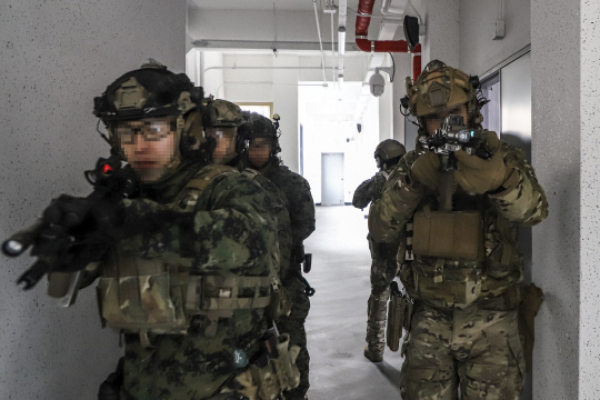 한미 특수전부대 장병들이 지난 3월 13일 특수전학교 훈련장에서 연합 특수작전 훈련의 일환으로 핵심지역 내부 소탕전술 훈련을 하고 있다. 합참 제공