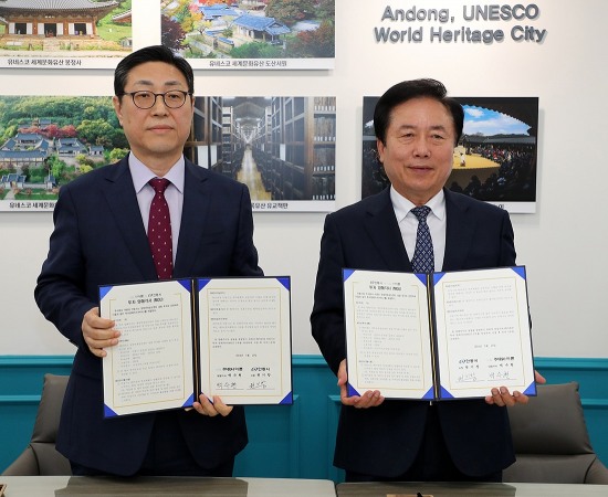권기창안동시장(오른쪽)과 백수현 아론 대표이사가 경북 검진센터 설립을 위한 투자협약을 체결하고 있다(안동시 제공)