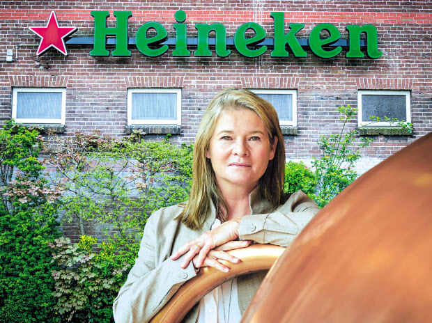 하이네켄의 창업자 제라드 에이드리안 하이네켄의 4세인 샤를렌 드 카발로 하이네켄. 배경은 네덜란드 암스테르담에 있는 하이네켄 공장 모습 [하이네켄 홈페이지, 123rf]