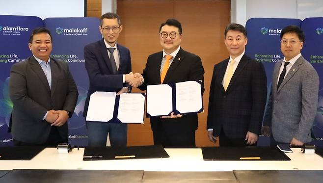 ㈜도시유전과 말라코프 코퍼레이션 관계자들이 말레이시아 폐기물 친환경 처리사업 협업 계약을 체결하고 있다.