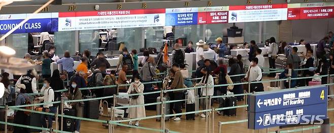 [인천공항=뉴시스] 김선웅 기자 = 근로자의 날과 어린이날 연휴를 포함한 엿새간 인천공항 해외 여행객 수가 112만명을 넘을 것으로 전망된다. 인천공항공사에 따르면 1~6일 인천국제공항 일평균 여객수는 18만여 명이고 승객이 가장 많은 날은 마지막 날인 6일이 될 것으로 예측된다. 6일 인천국제공항에서 여행객들이 오가고 있다. 2024.05.06. mangusta@newsis.com