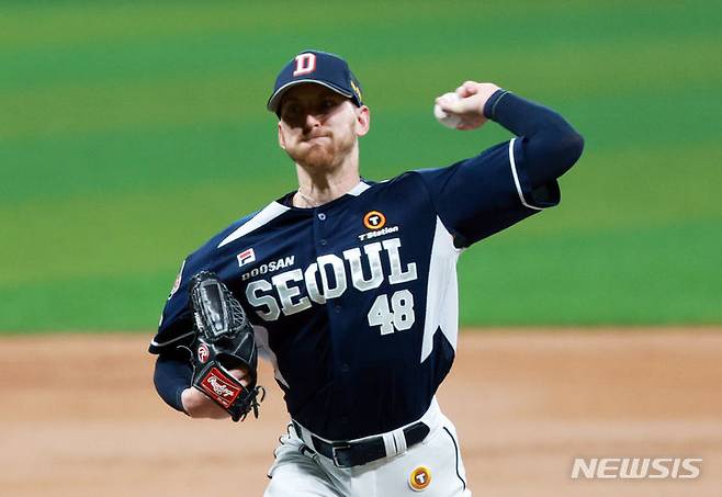 [서울=뉴시스] 고범준 기자 = 8일 오후 서울 구로구 고척스카이돔에서 열린 2024 KBO리그 두산 베어스와 키움 히어로즈의 경기, 1회말 두산 선발 브랜든이 역투하고 있다. 2024.05.08. bjko@newsis.com